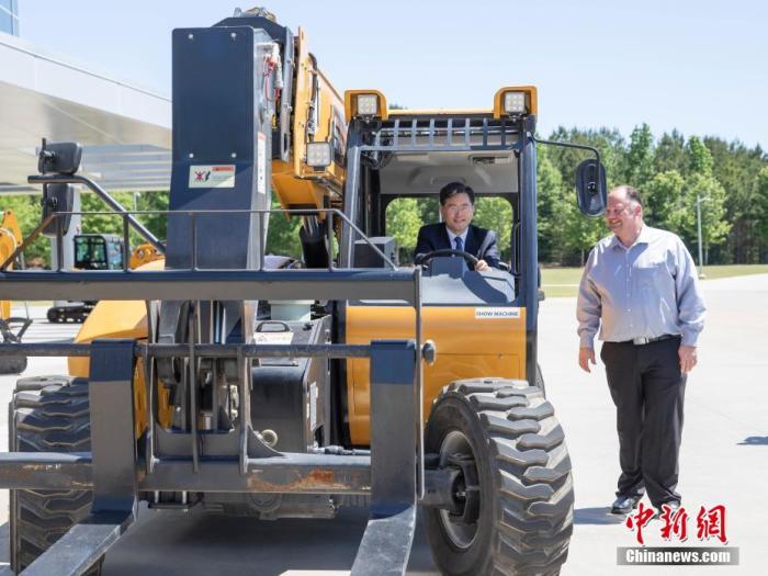 秦剛訪中企美國工廠體驗組裝生産稱是中美合作共贏的鮮活事例